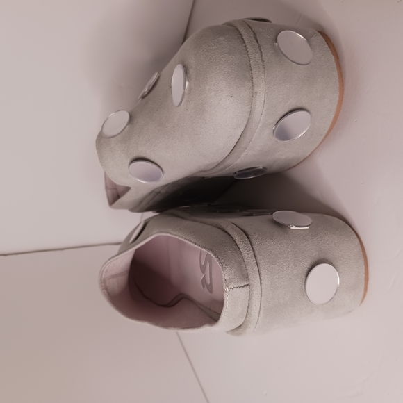 Chic Gray Platform Mules with Silver Accents - Picture 4 of 5